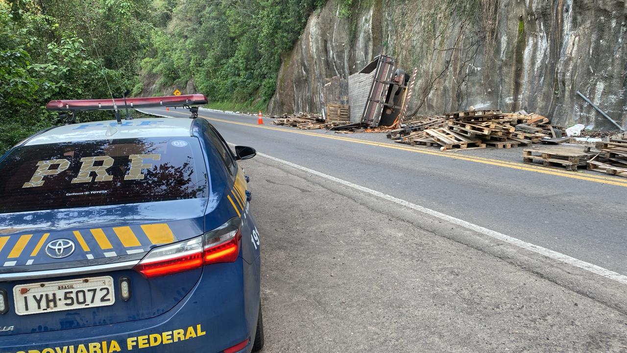 O incidente envolveu apenas o caminhão, cujo motorista sofreu lesões e foi rapidamente removido para um hospital próximo.